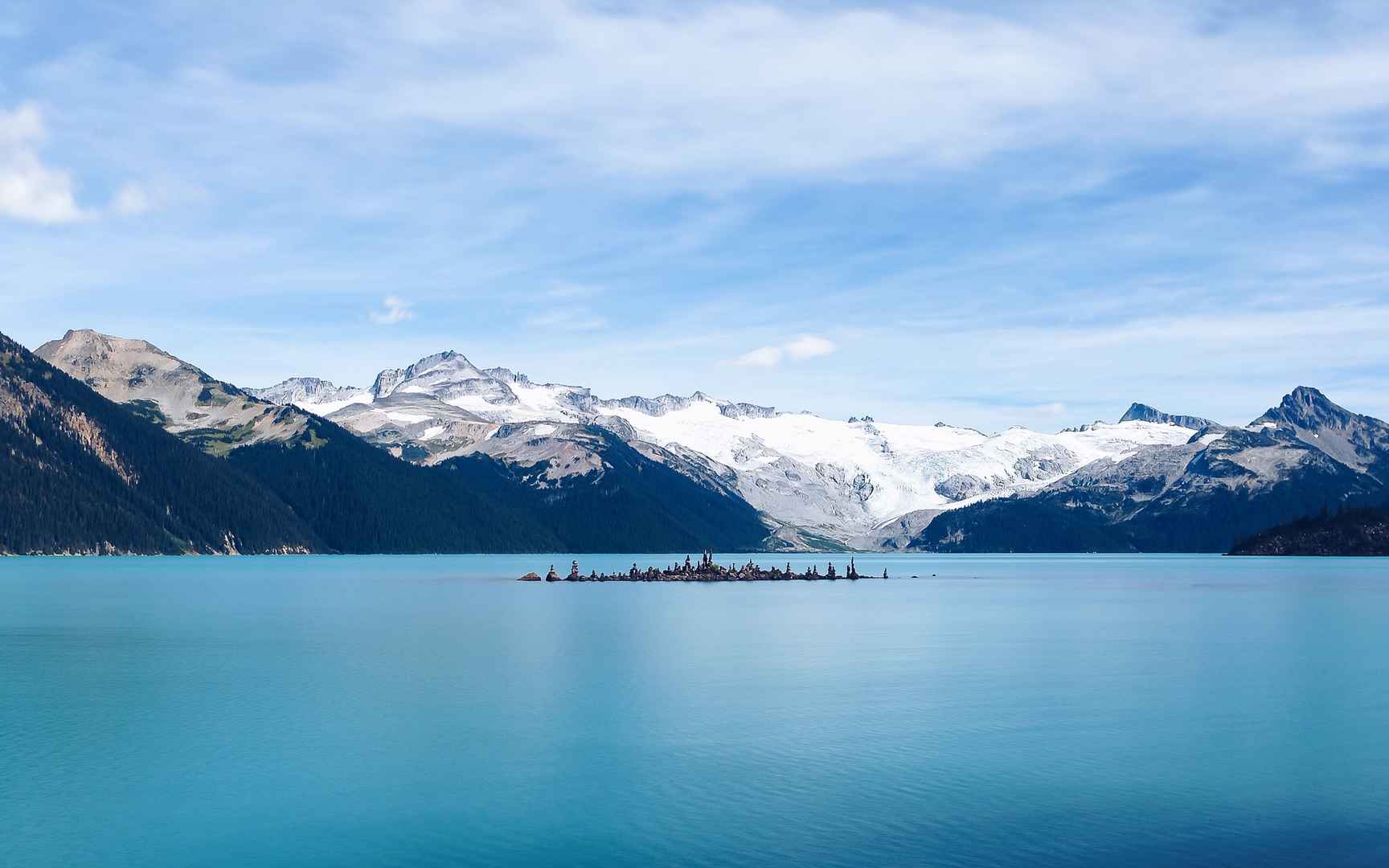 皑皑雪山的雄伟景观桌面壁纸