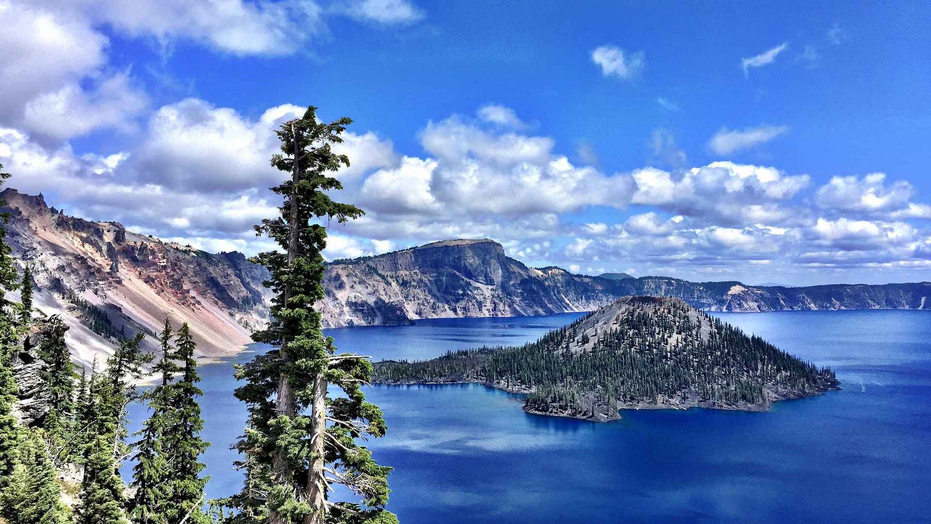 超神奇的多彩火山湖桌面壁纸