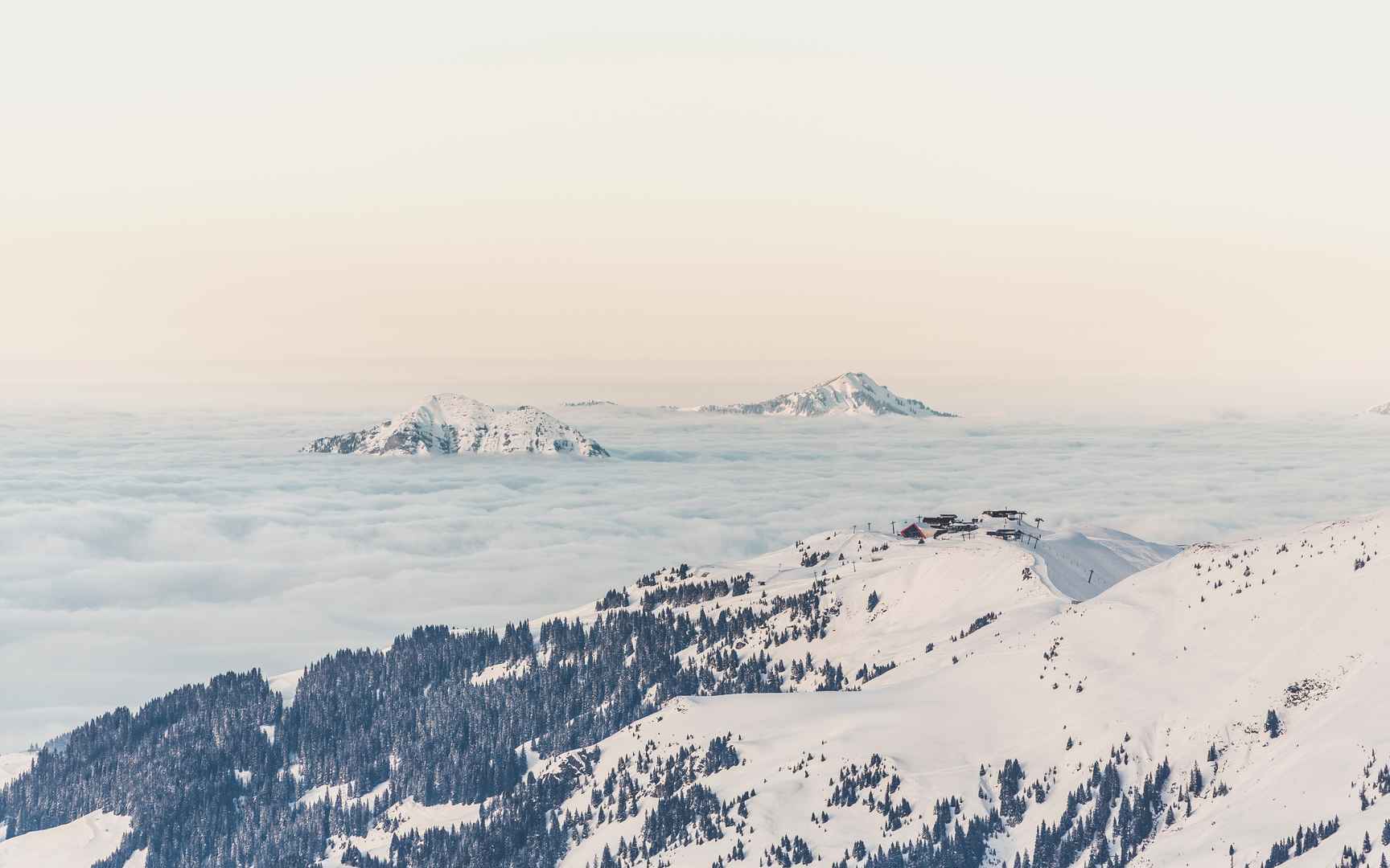 皑皑雪山的雄伟景观桌面壁纸