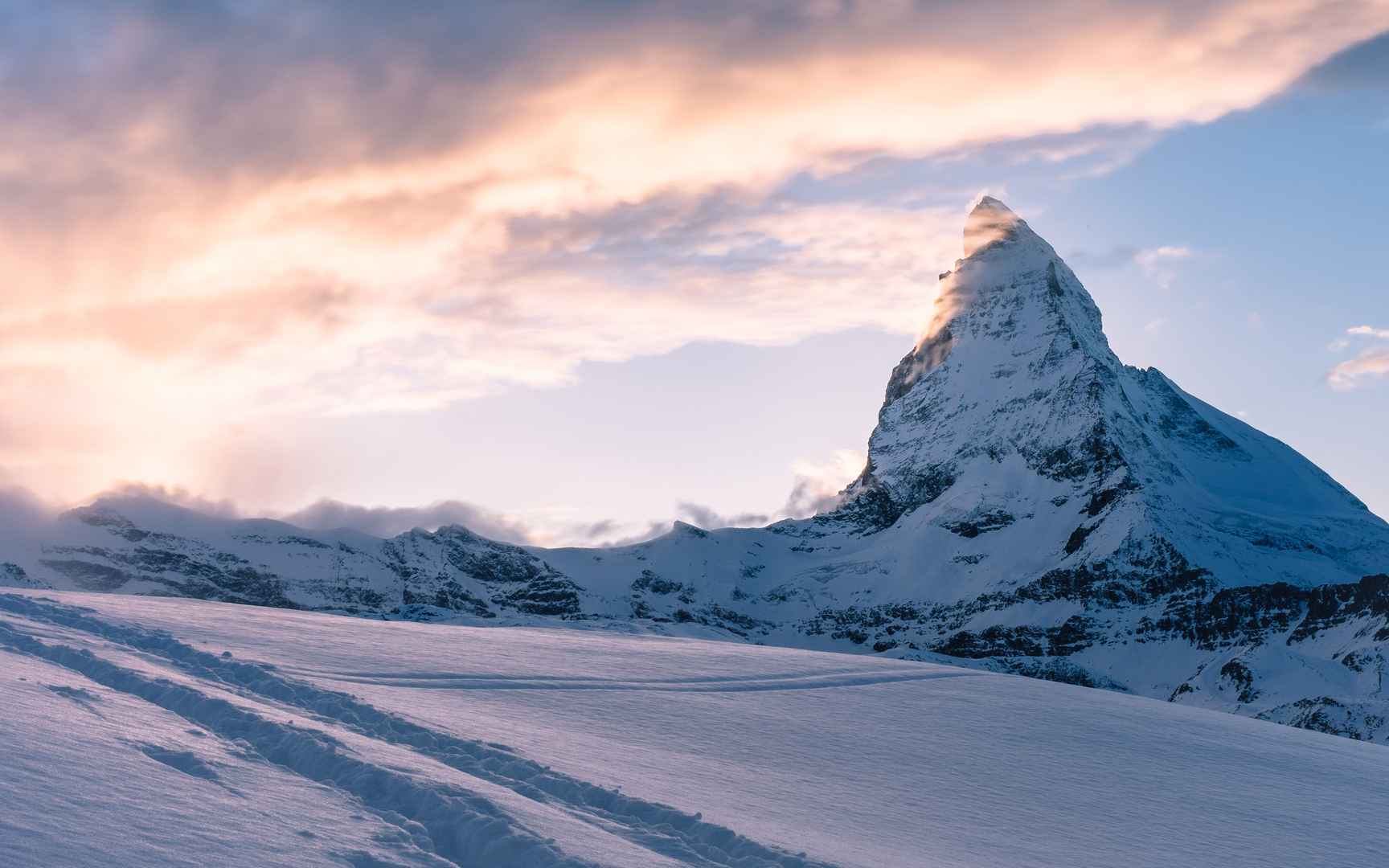 皑皑雪山的雄伟景观桌面壁纸