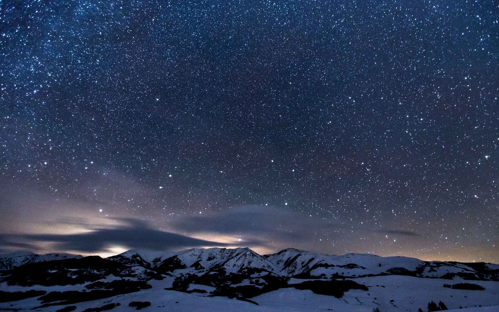 皑皑雪山的雄伟景观桌面壁纸