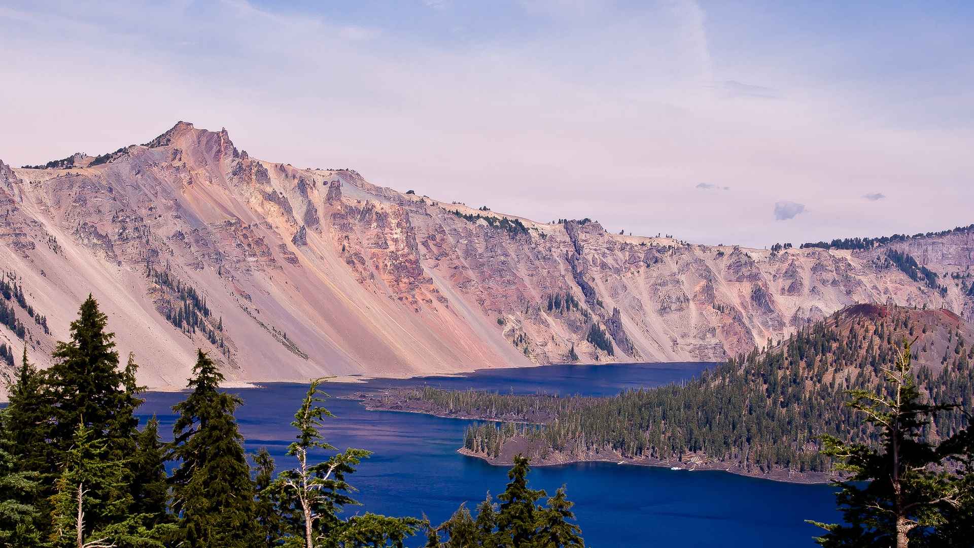 超神奇的多彩火山湖桌面壁纸