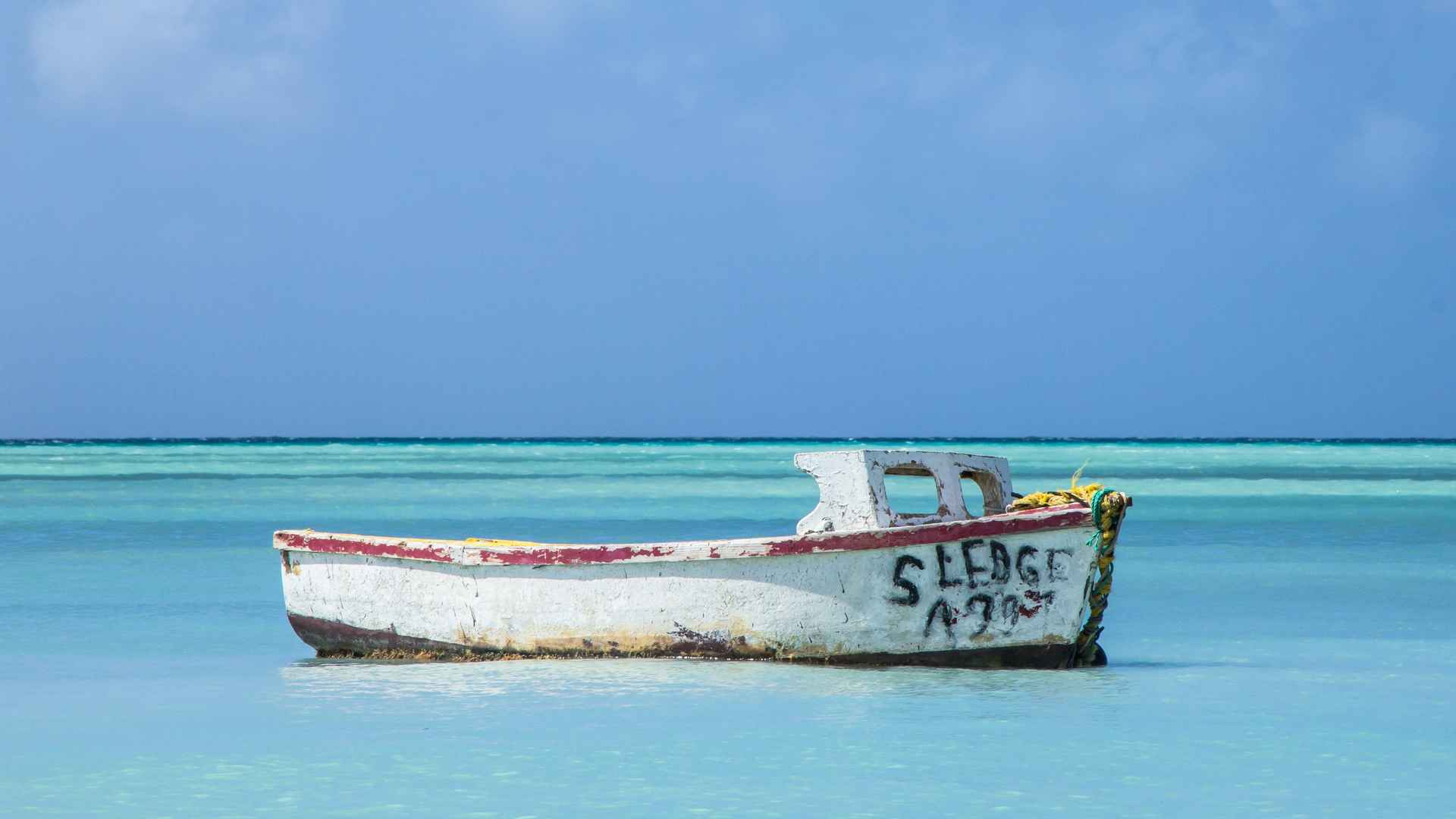 大海是天上掉下来的蓝宝石桌面壁纸