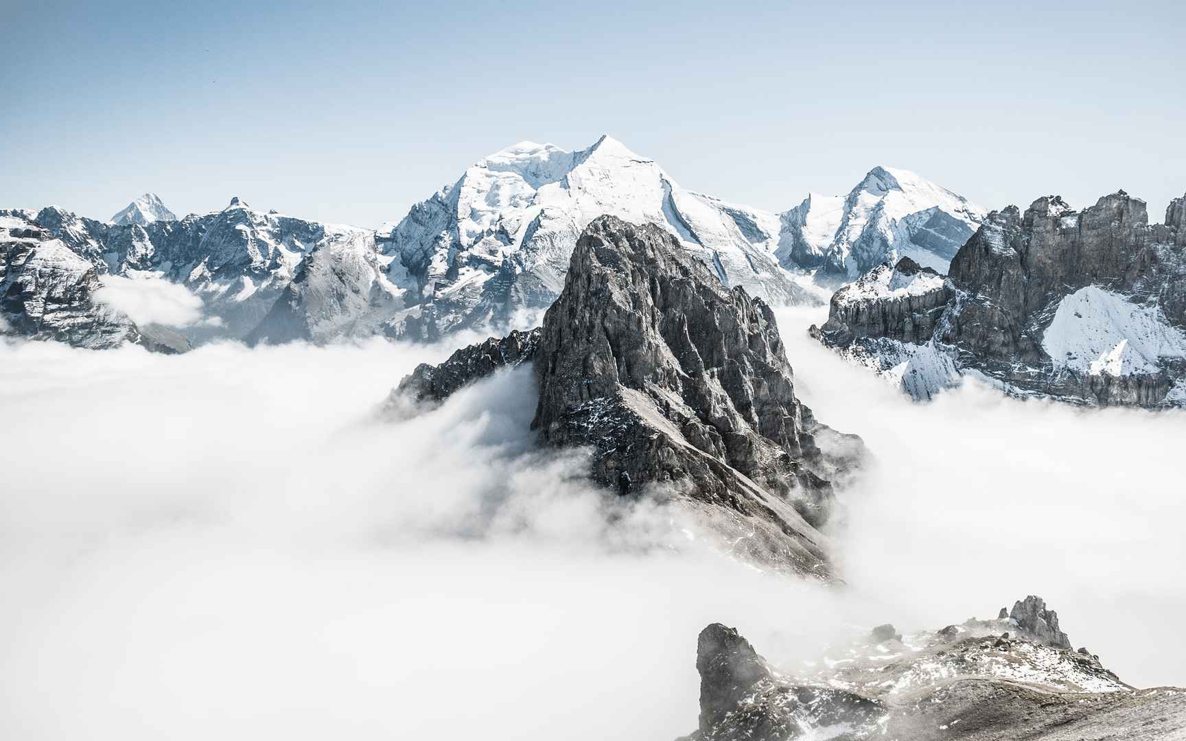 皑皑雪山的雄伟景观桌面壁纸