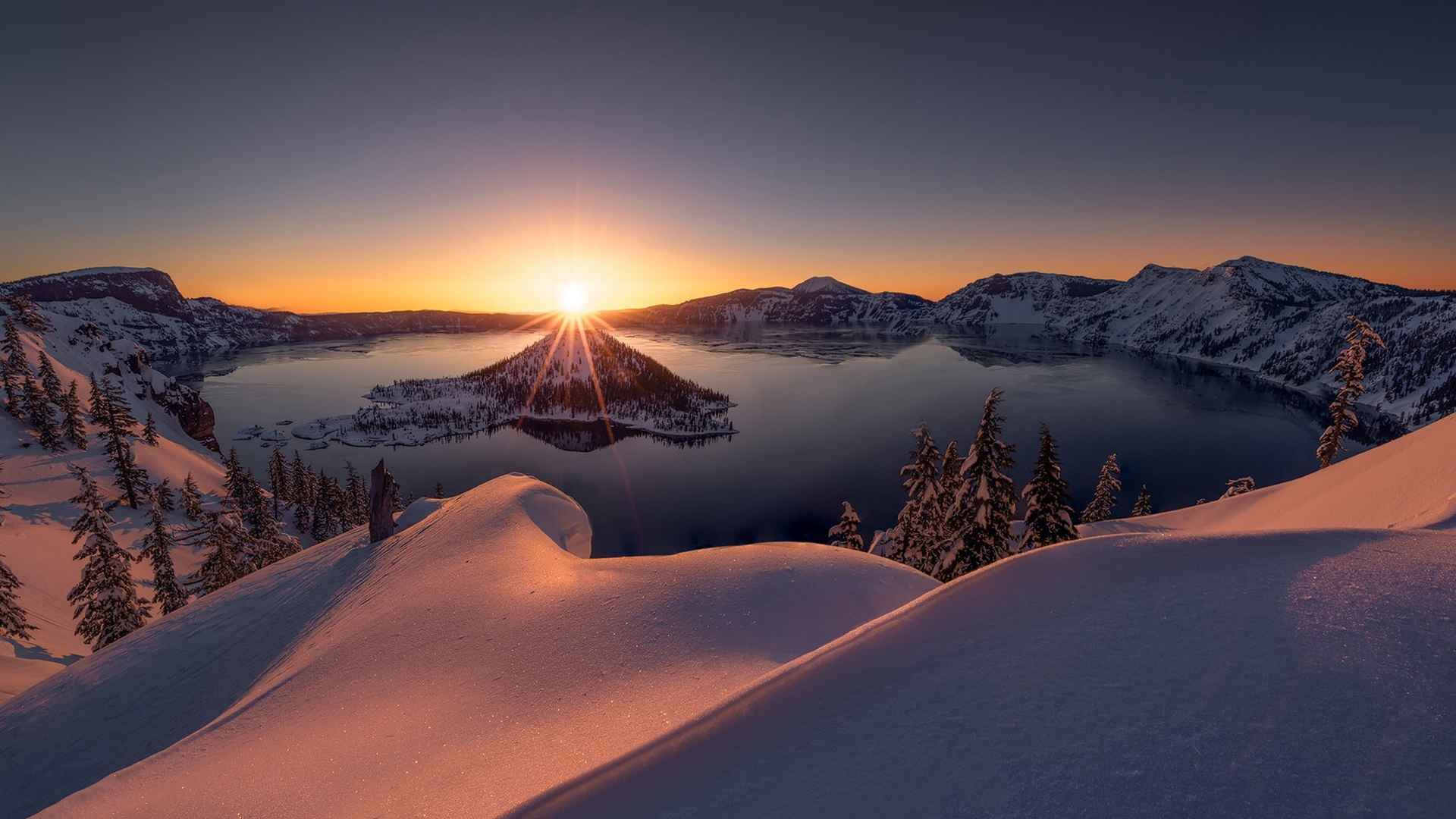 超神奇的多彩火山湖桌面壁纸