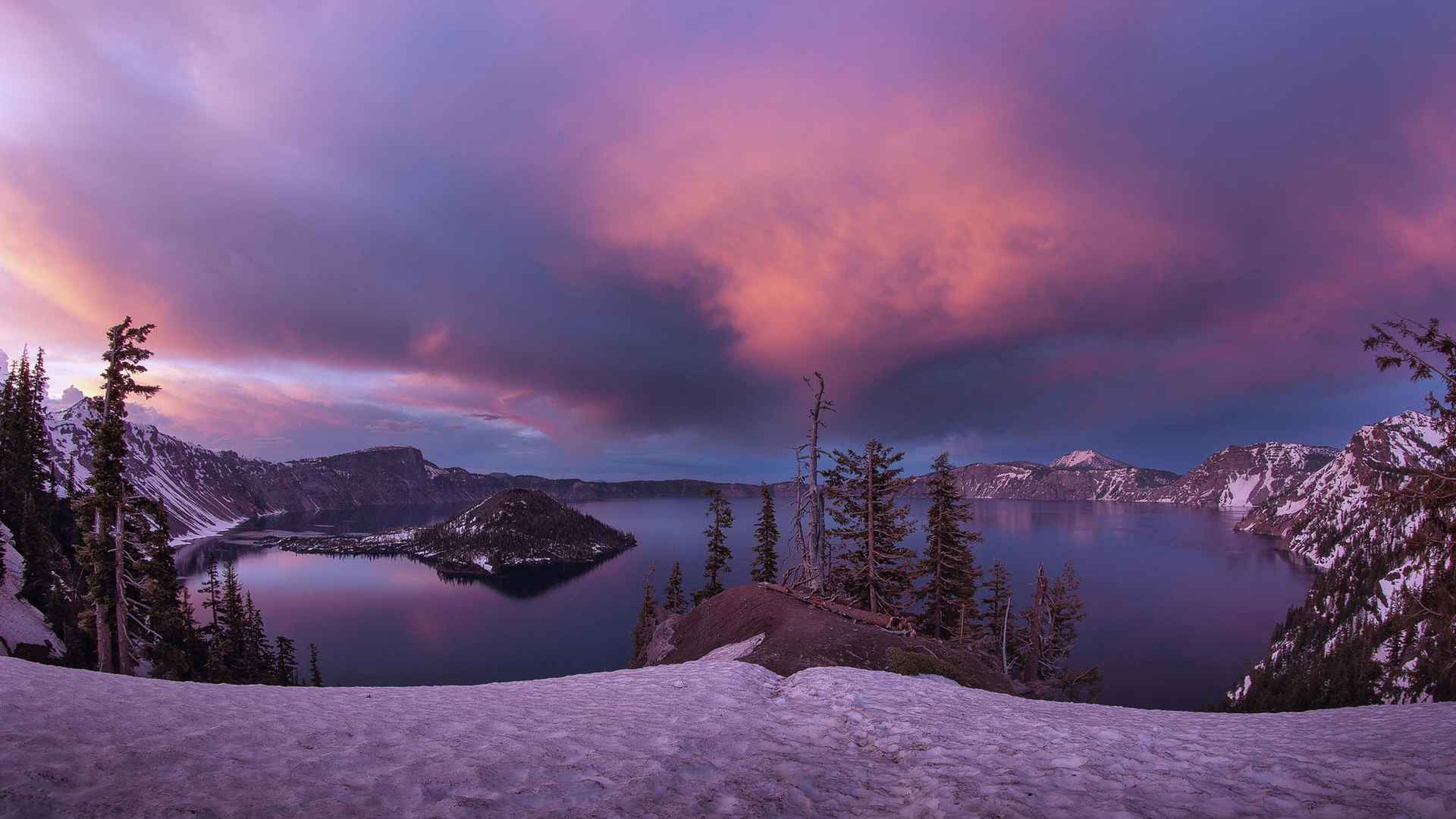 超神奇的多彩火山湖桌面壁纸