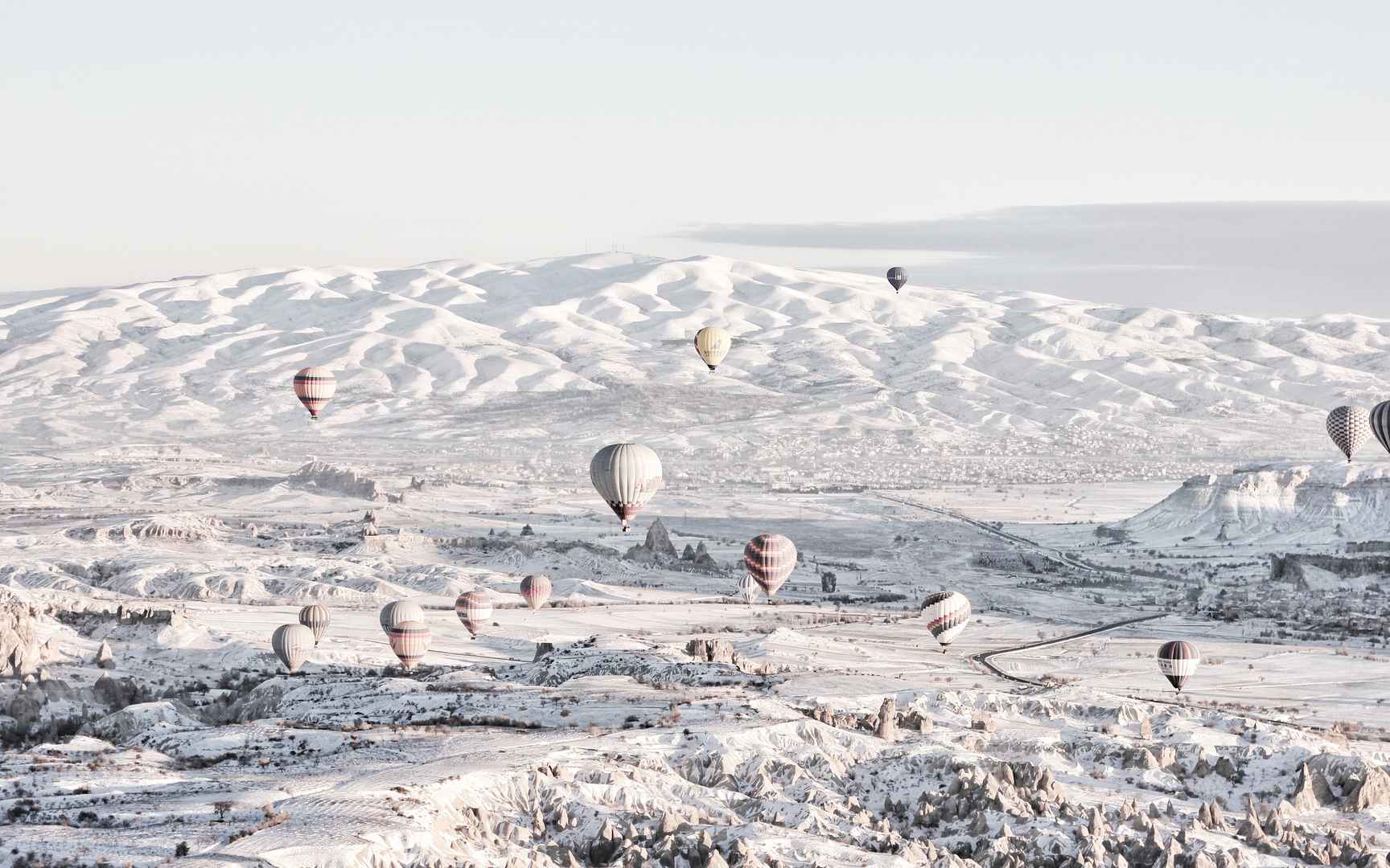 皑皑雪山的雄伟景观桌面壁纸