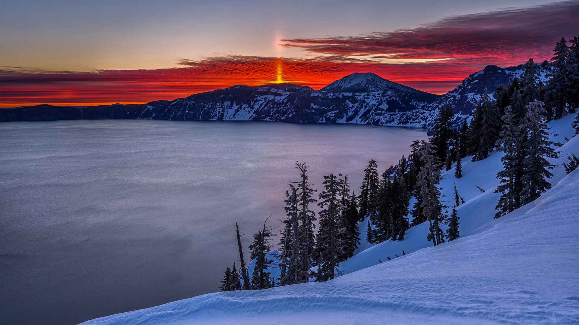 超神奇的多彩火山湖桌面壁纸