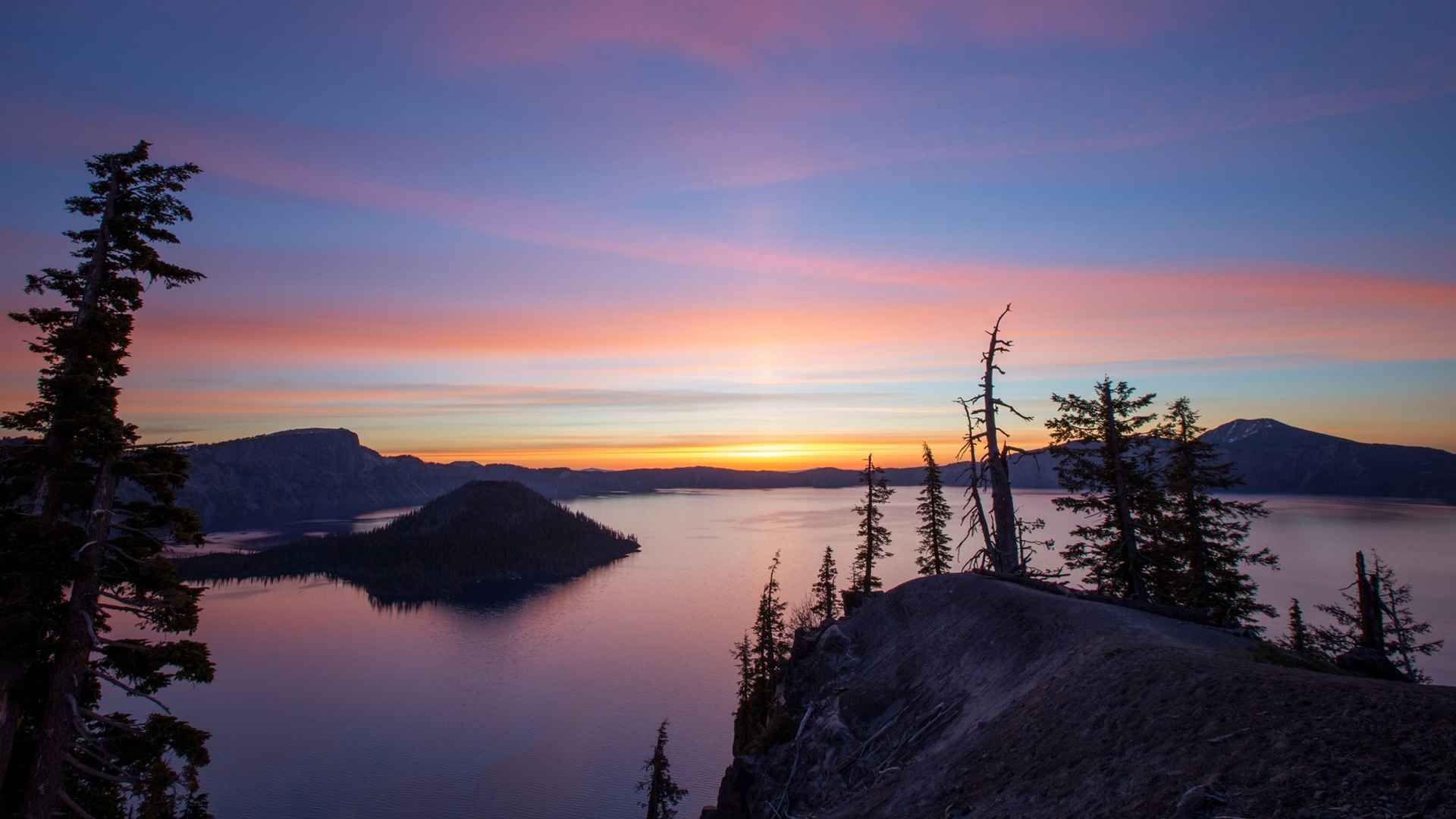 超神奇的多彩火山湖桌面壁纸