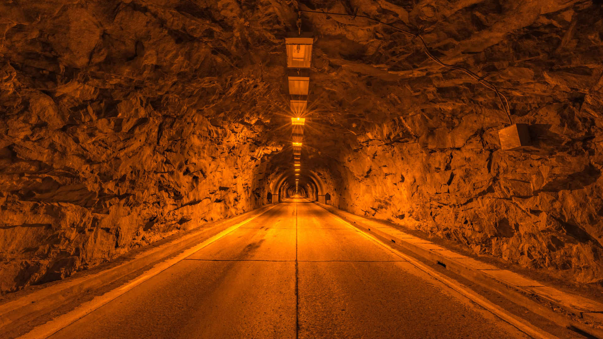 暗红色公路隧道壁纸图片-