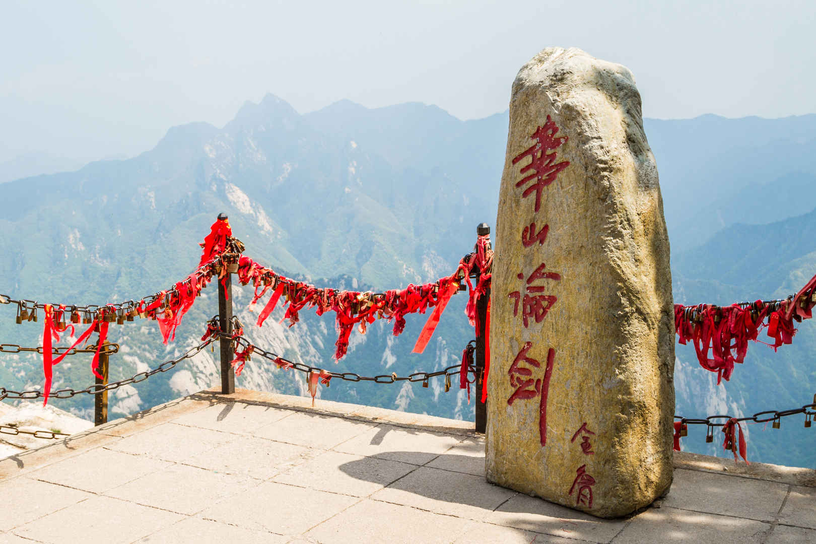 华山山上的一座纪念碑图片