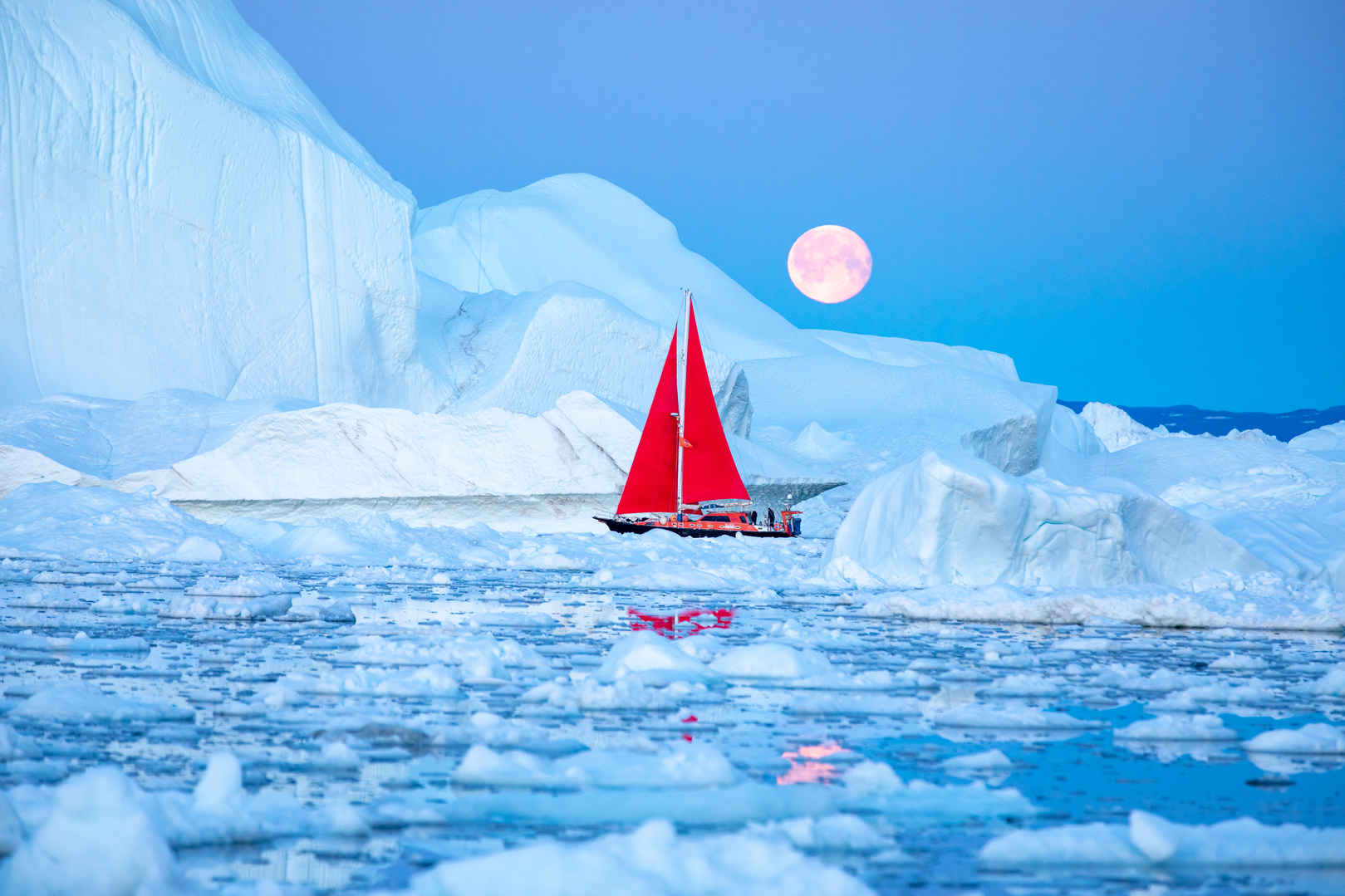 冰川漂浮的红帆船壁纸图片-