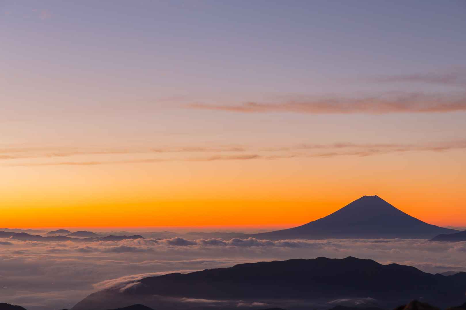 日本富士山早晨的阳光日出云海壁纸图片