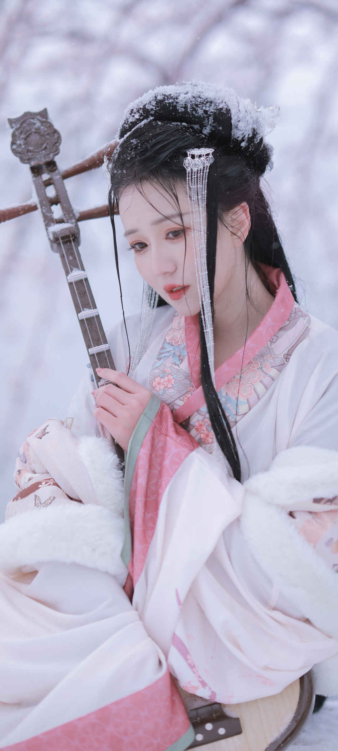 雪天美女古装琵琶壁纸-